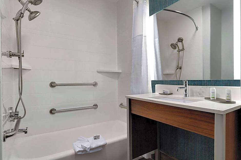 Photo 1 of 11 of 2 Double Beds, Hearing/Mobility Accessible, View