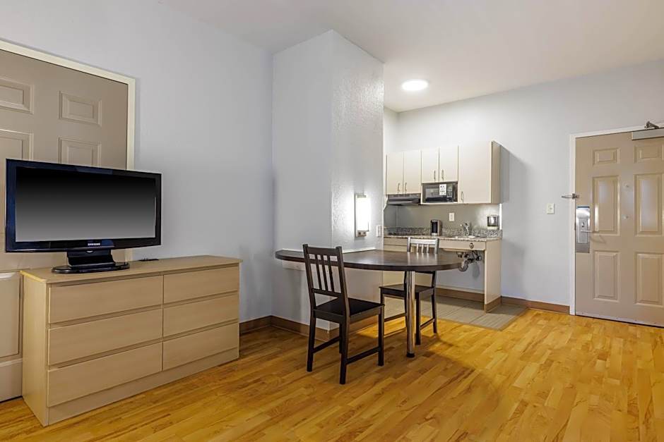 Studio 6 Toronto - Mississauga