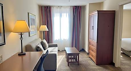 1 Queen 1 Bedroom Suite Mobility Accessible Tub