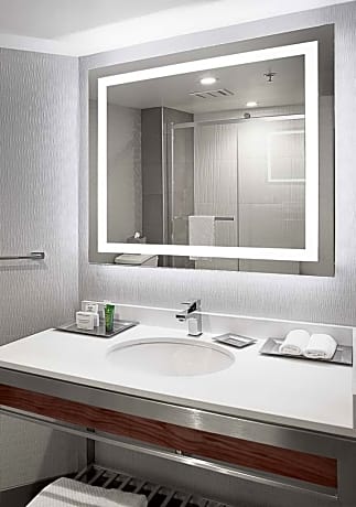 1 King With Executive Lounge Access