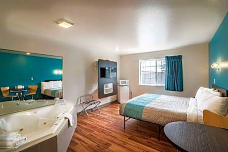 1 King Bed | ADA/Tub/Micfridge