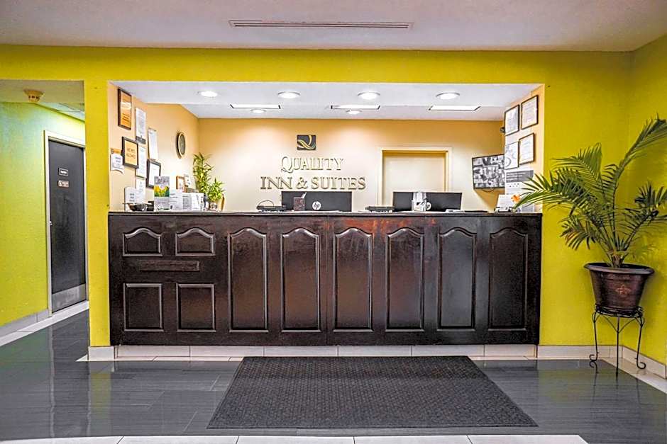 Quality Inn & Suites Near Six Flags - Austell