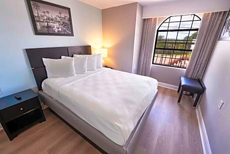 King Room with Roll-In Shower - Disability Access