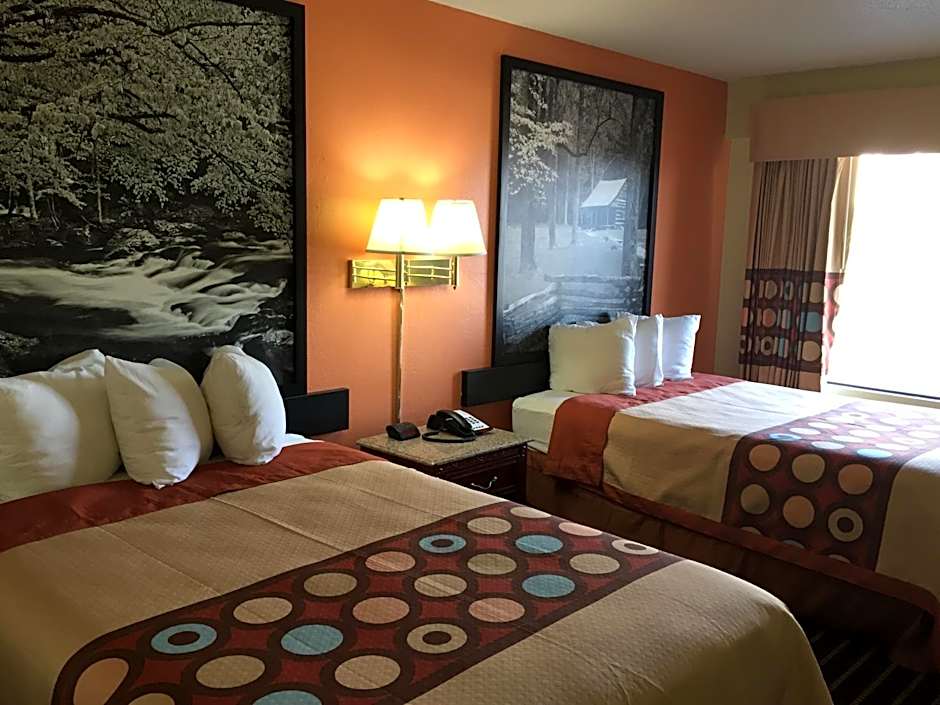Super 8 by Wyndham Dandridge