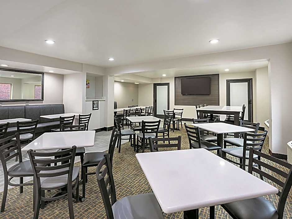 La Quinta Inn & Suites by Wyndham Minneapolis Northwest