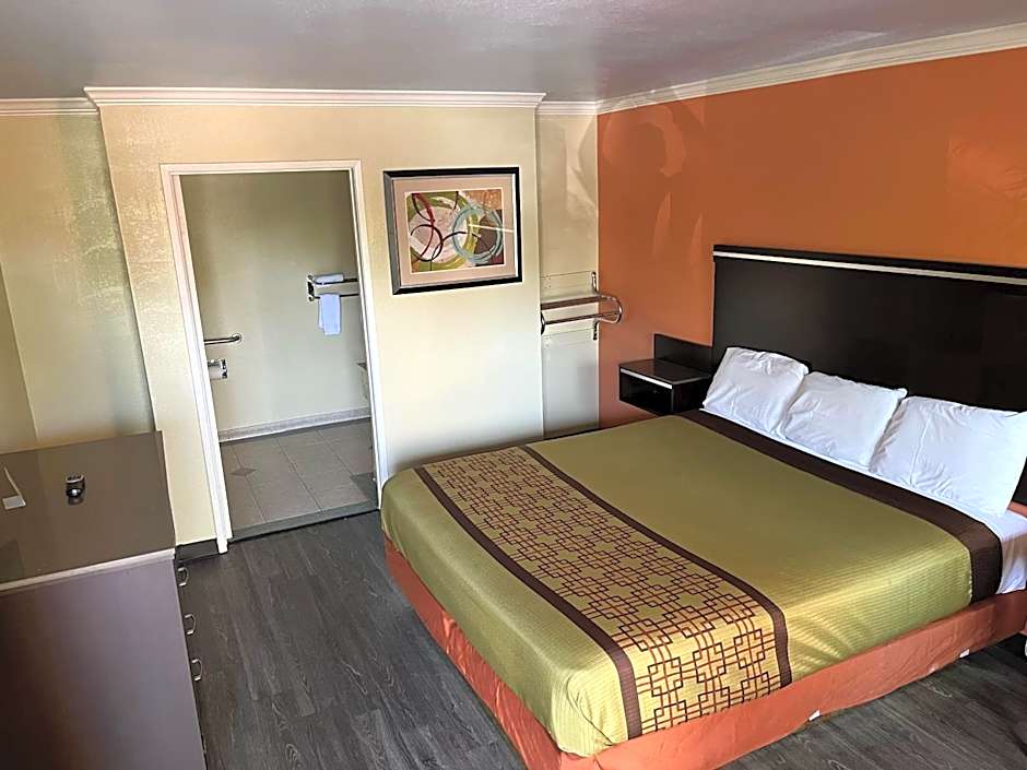 Photo 1 of 3 of 1 King Bed, Accessible