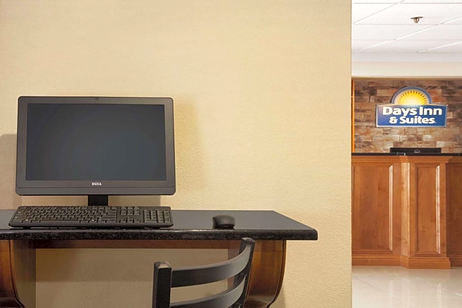 Days Inn & Suites by Wyndham Commerce