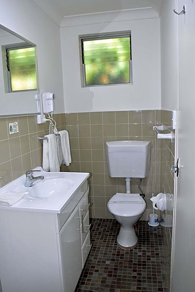 Ten Dollar Town Motel