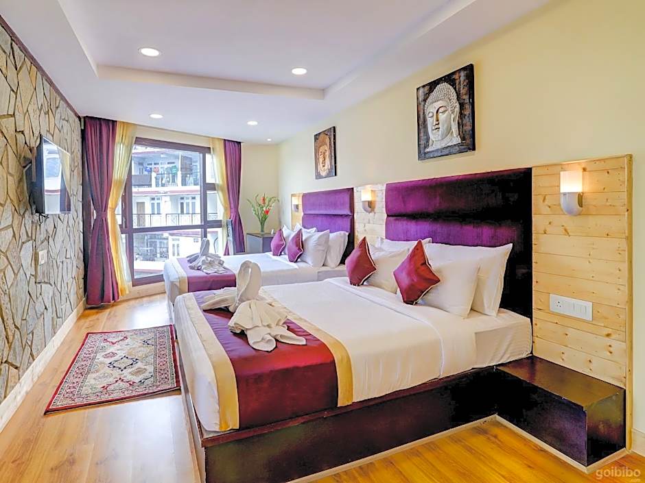 Sumitel Hotel 500 meters from Mall Road