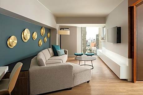 One-Bedroom Panoramic King Suite with City View