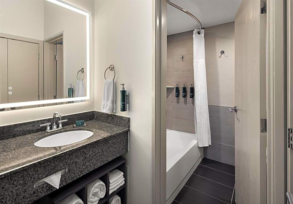 DoubleTree by Hilton Racine Harbourwalk
