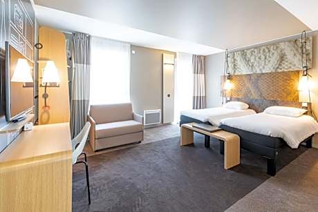 Standard Room with One Double Bed and One Single Bed