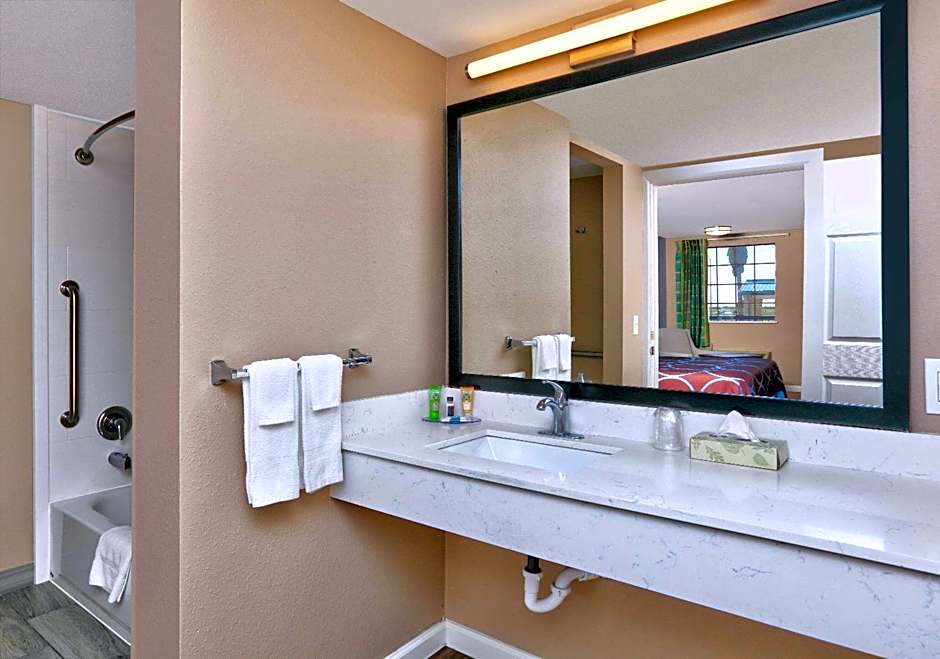 Super 8 by Wyndham Victoria TX