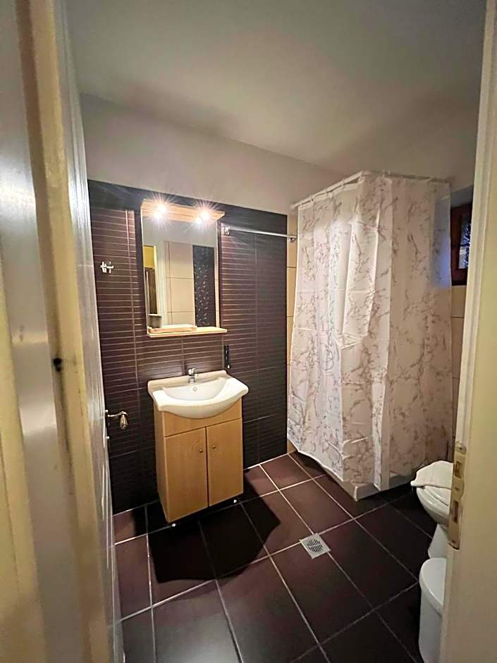 Ikojenia Traditional Lodge