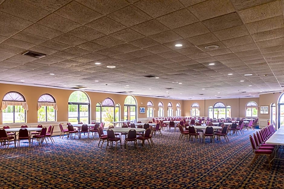Cottonwood Suites Savannah Hotel & Conference Center