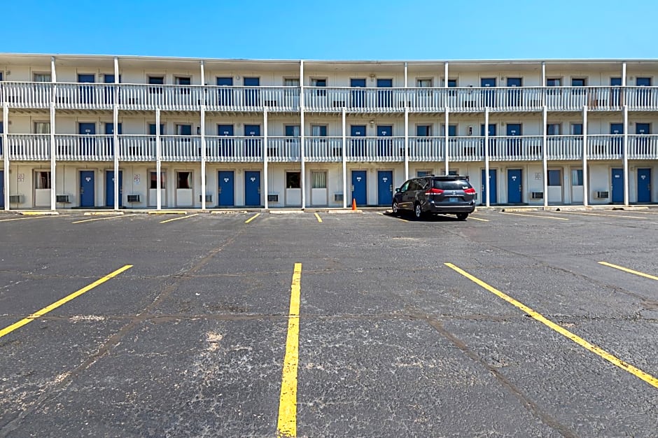 Motel 6-Blue Springs, MO