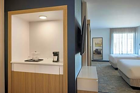 Queen Suite with Sofa Bed and Adapted Tub - Mobility and Hearing Accessible