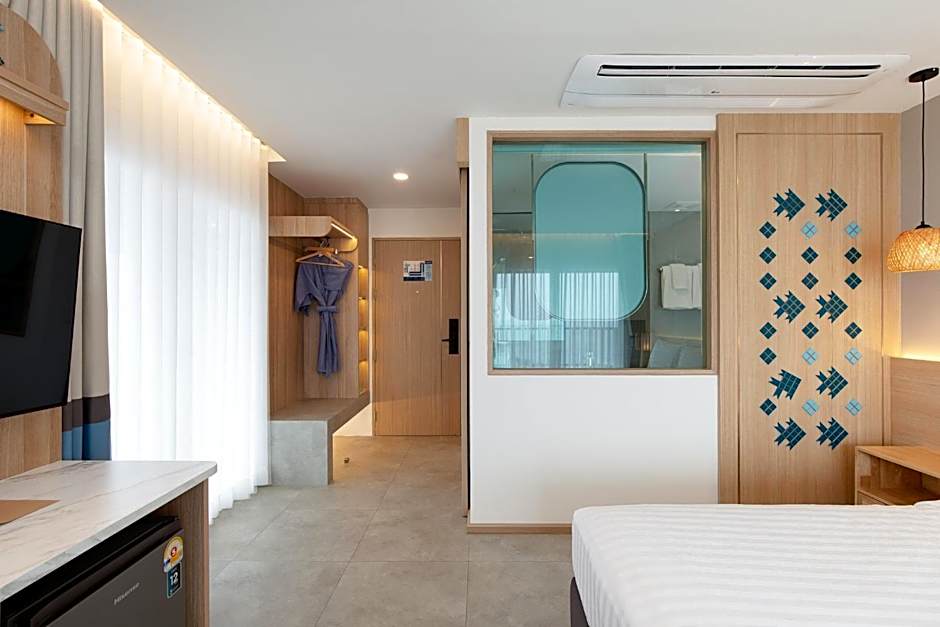 Photo 1 of 13 of Deluxe, Sea View, Balcony