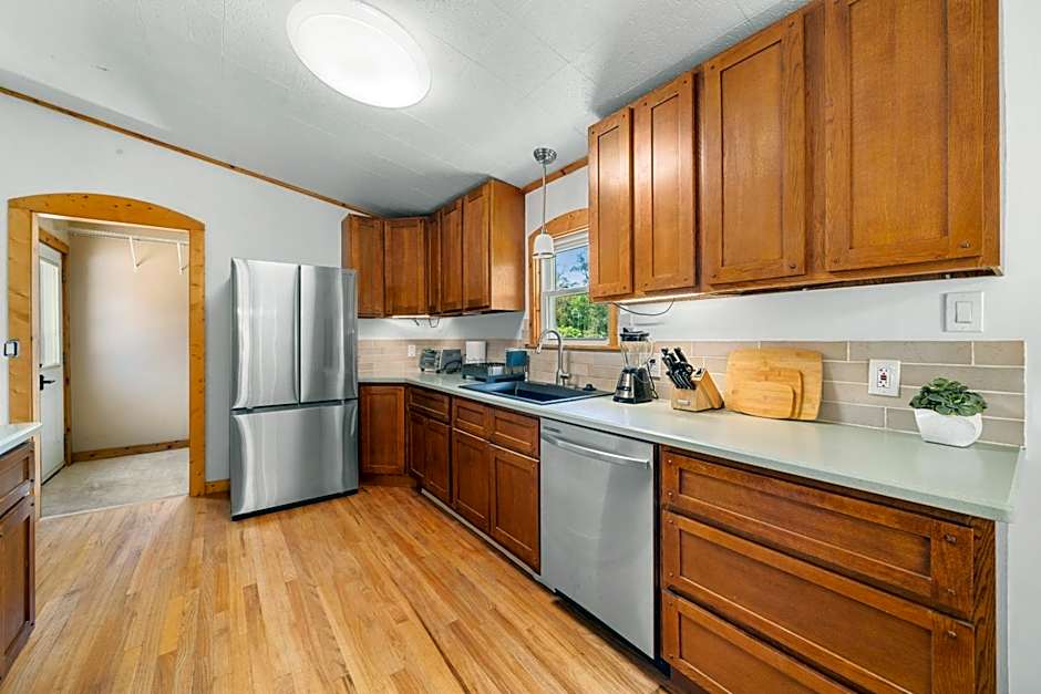 CedarWood Inn