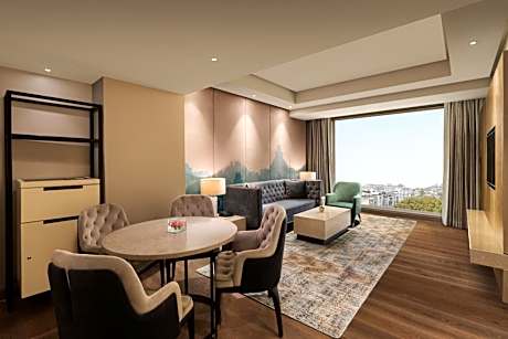 Executive Suite, Club Lounge Access, 1 King Bed  - INR 1000 F&B Credit, 1+1 on Selected Beverages (Happy Hours 17:00 -19:00 Hrs)