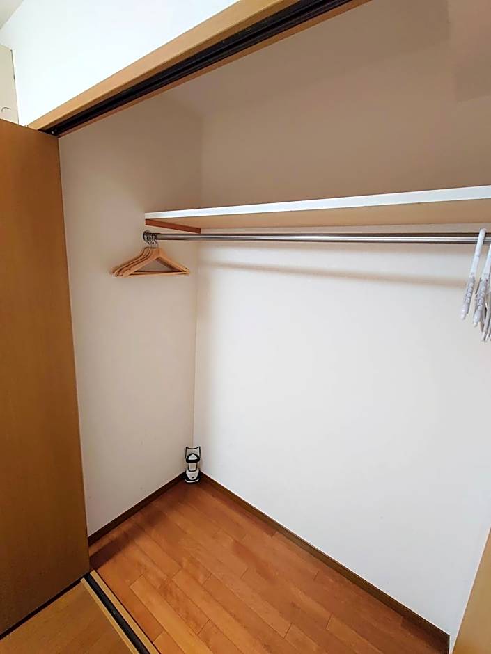 honeys guest house elevator , wash machine, huge closet space, private bathroom, walk to skytree in 10 minutes