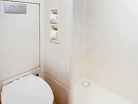 Standard Room with one Queen bed