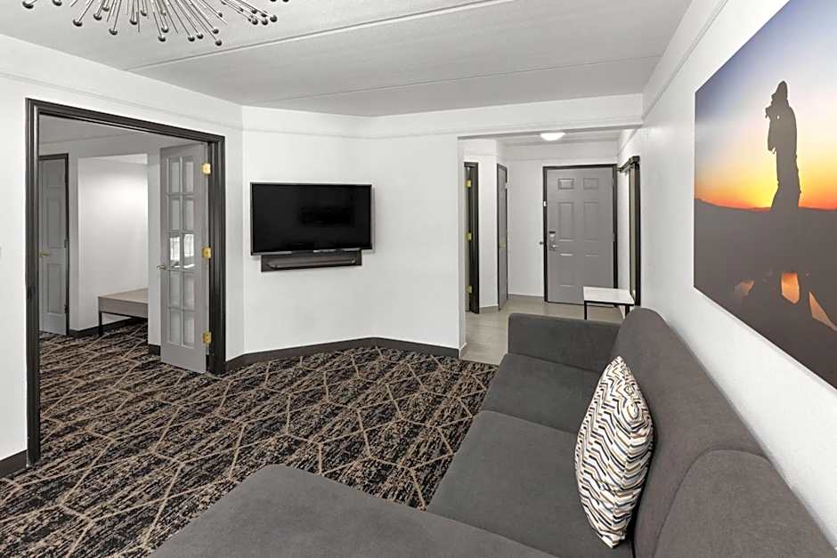 La Quinta Inn & Suites by Wyndham Houston Bush Iah South