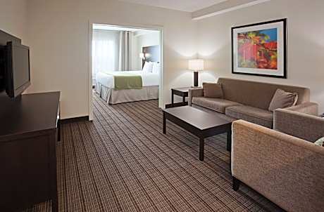 1 King 1 Bedroom Suite Mobility Accessible Tub