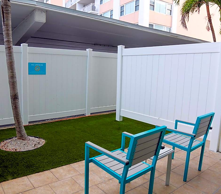Winter the Dolphin's Beach Club, Ascend Hotel Collection