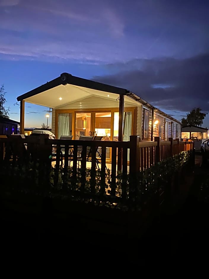 The Luxury break Sleeps 6 at 44 Kingfisher Court South facing