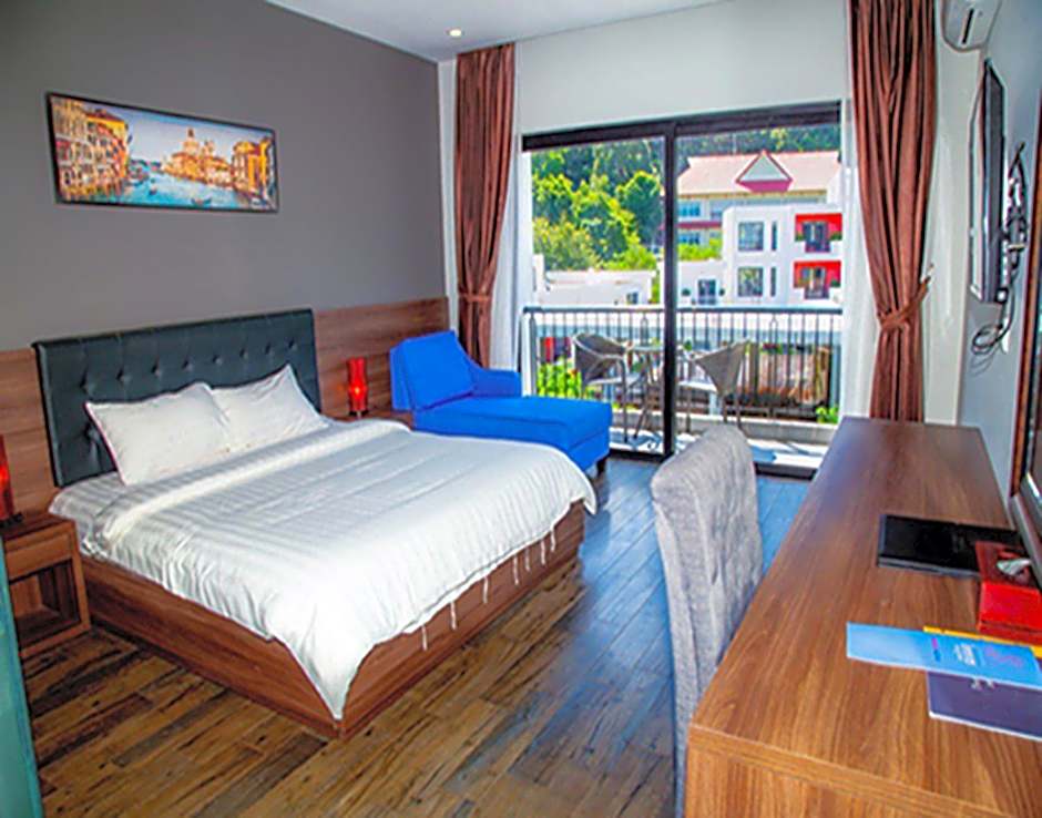 Photo 1 of 6 of Deluxe 1 King Bed, Mountain View