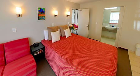 Two-Bedroom Apartment with Two Bathrooms