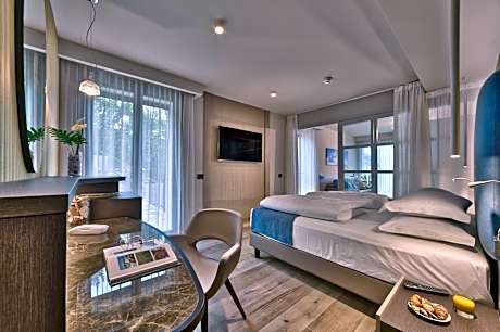 Suite with Terrace and Lake View