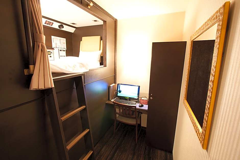 HEARTS Capsule Hotel & Spa Nakasu -Male only-