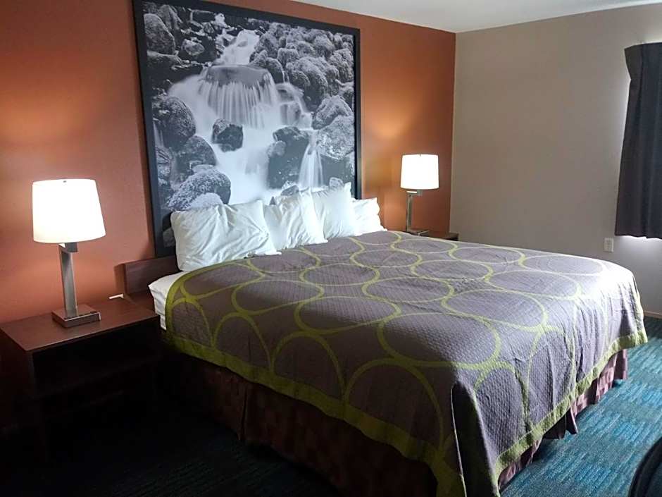 Super 8 by Wyndham Lynnwood