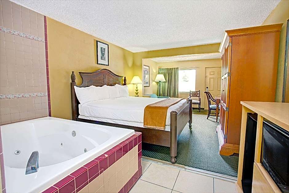 Photo 1 of 2 of Efficiency 1 King Bed and 2 Queen Beds, Nonsmoking