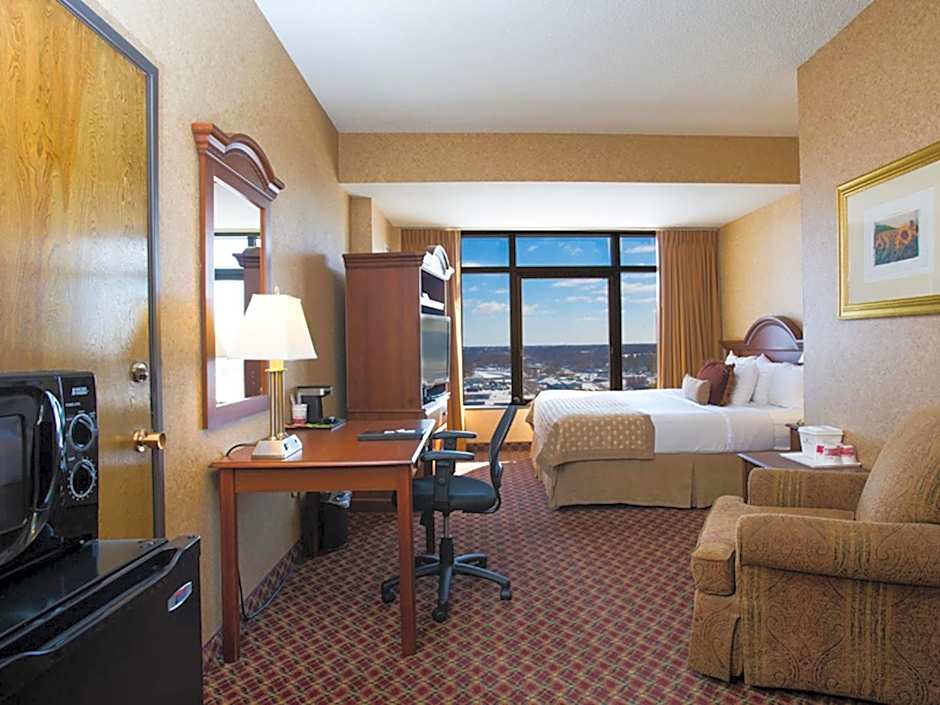 Ramada Hotel & Convention Center by Wyndham Topeka Downtown