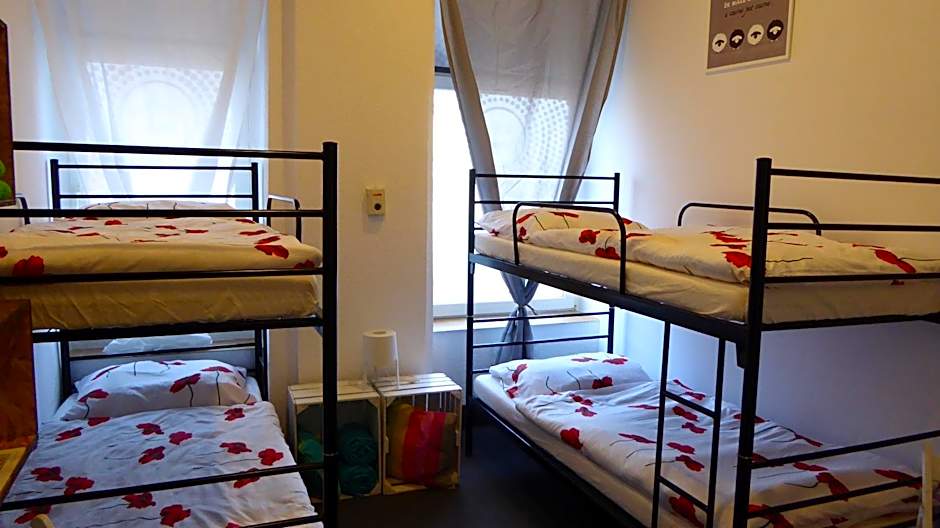 FlyFly Hostel , darmowy parking , rezerwuj przez urządzenia mobilne -10 procent