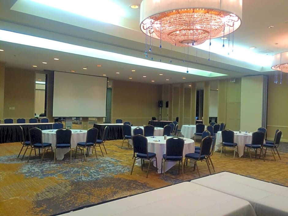 DoubleTree by Hilton Midland Plaza
