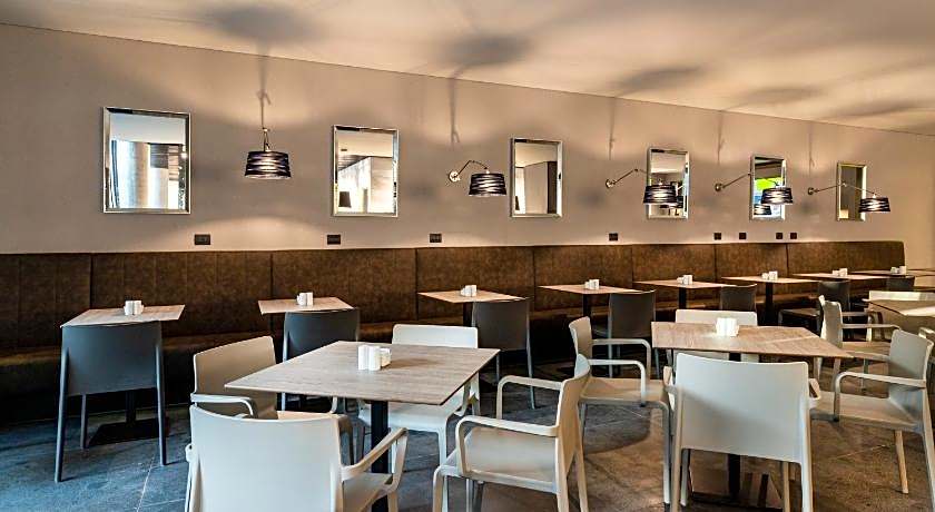 Ola Santiago Providencia, Tapestry Collection by Hilton