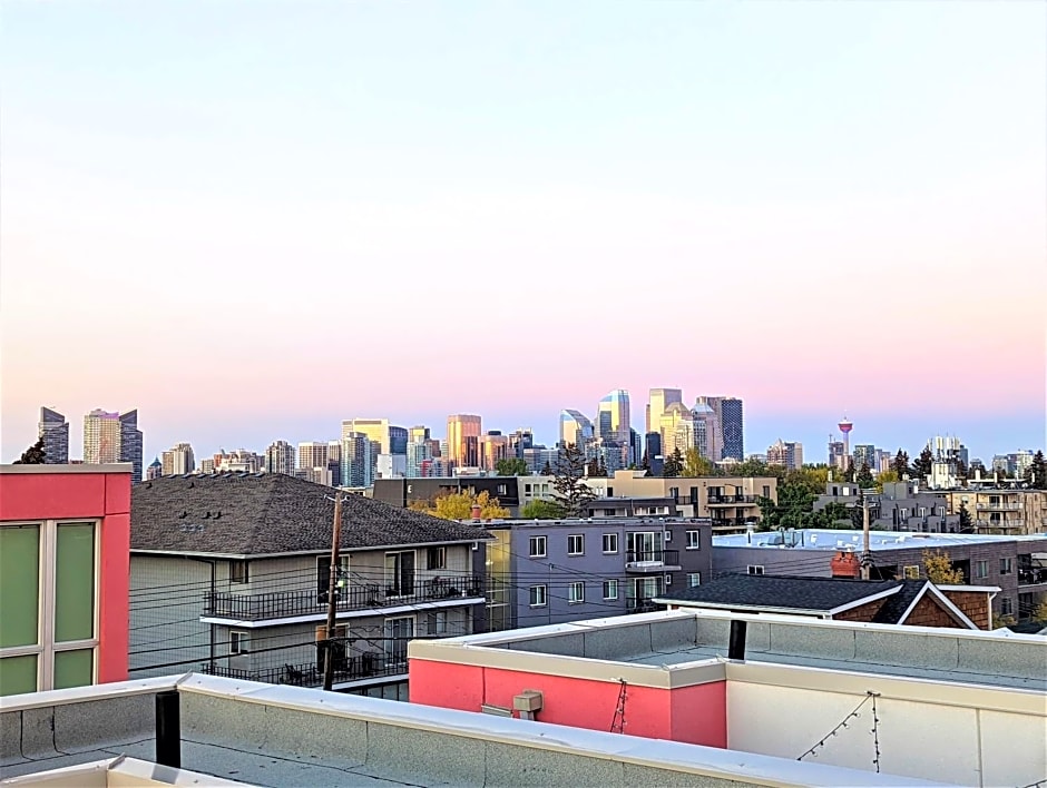 Monki Di Executive Suites - GLAS - Luxury Inner City Home 3 min to Downtown w Private Rooftop Patio Fireplace