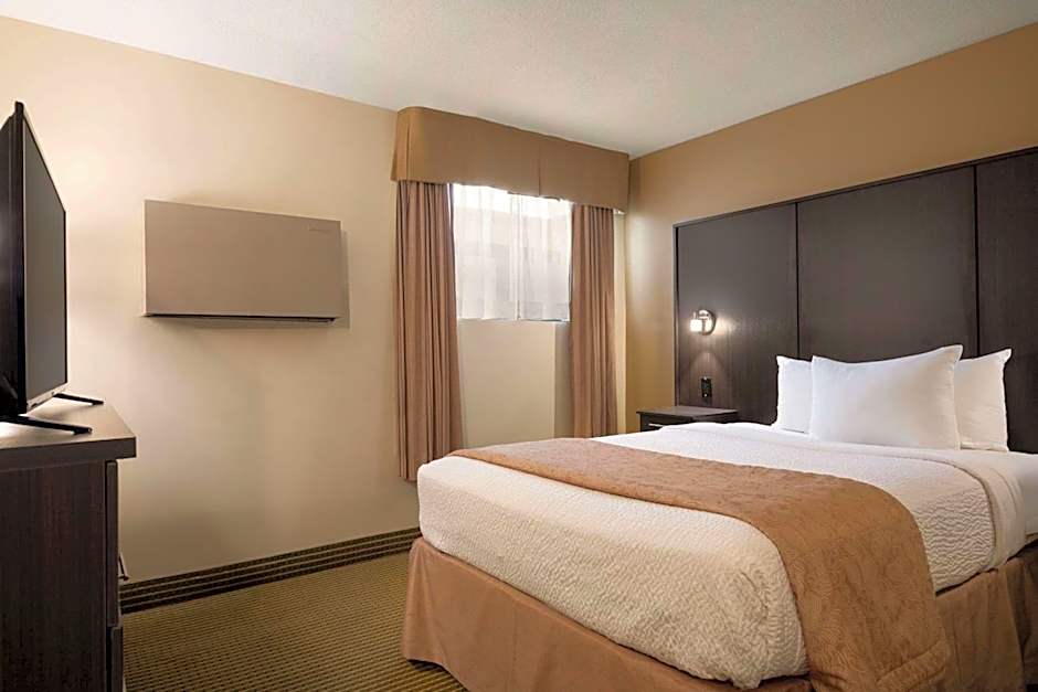 Days Inn & Conference Centre by Wyndham Renfrew