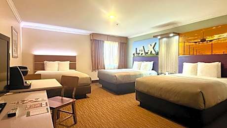 Family Room, 3 Queen Beds, Accessible Tub, Non Smoking