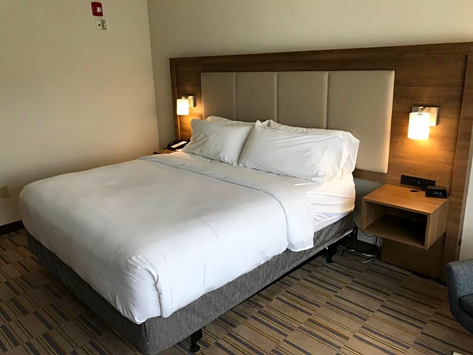 Holiday Inn Express & Suites Pittsburgh - Monroeville