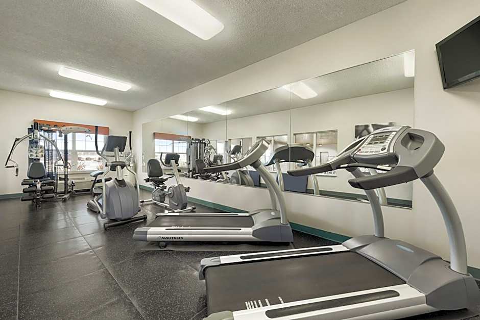 Country Inn & Suites by Radisson, Kansas City at Village West, KS