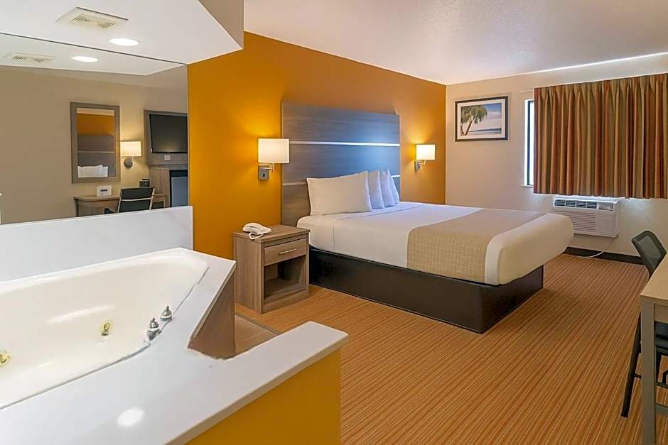 Travelodge by Wyndham Muskegon
