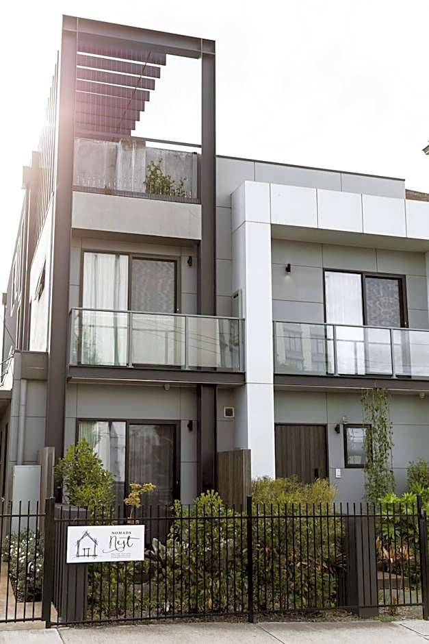 Timber Door Luxury Accommodation Geelong