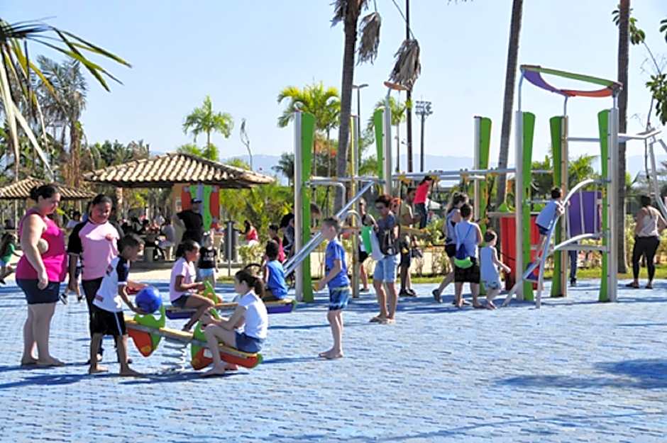 Kitnet Temporada Praia Grande SP - Completa com Wi-fi, garagem rotativa, 1 quadra da praia - no centro comercial Boqueirão