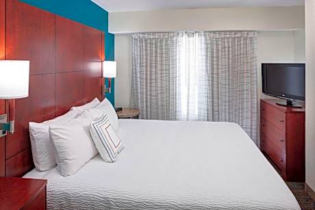 One-Bedroom King Suite with Sofa Bed and Adapted Tub - Mobility and Hearing Accessible