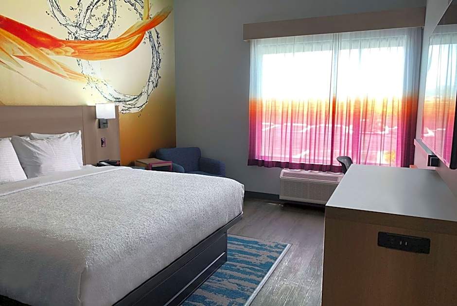 La Quinta Inn & Suites by Wyndham San Antonio Seaworld LAFB